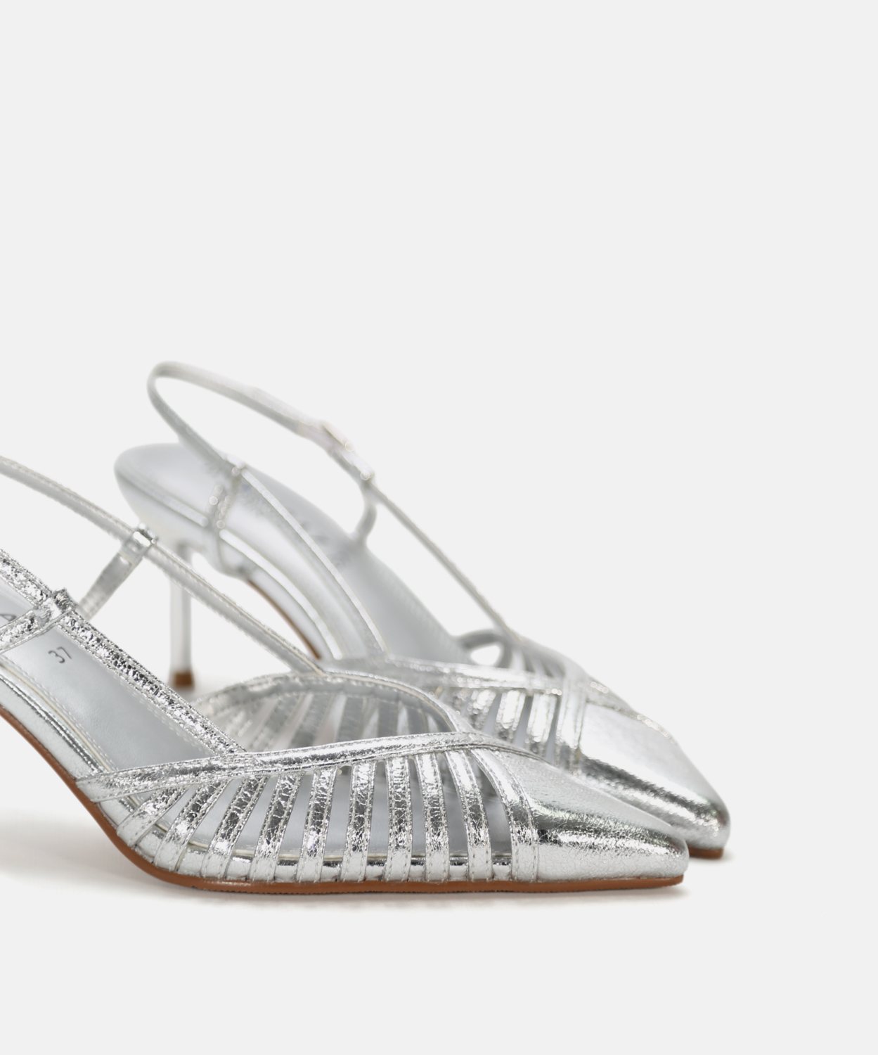 Sapato com salto fino e tiras image number null